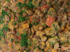 Фасоль с курицей и овощами