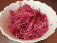 Квашеная капуста со свеклой