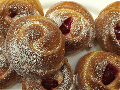 Плюшка с малиной
