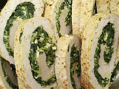 Рулет куриный с сыром и шпинатом