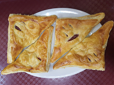 Слойка с клубникой и творогом